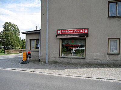 Älteres Foto des Ladens mit der früheren Beschriftung Fleischerei Freund