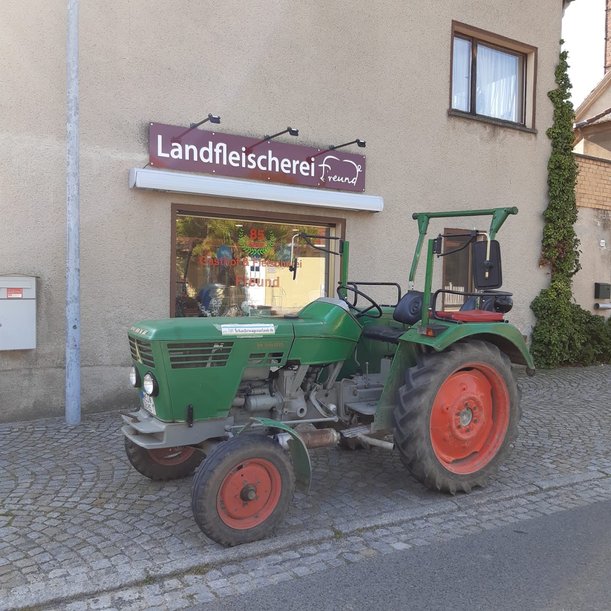 Ladengeschäft der Fleischerei Freund in Ebersbach, Schriftzug Landfleischerei Freund über dem Schaufenster